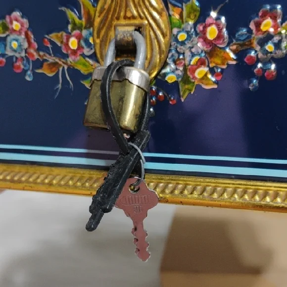 Linette Thin Metal Hand-Painted Floral & Bird Decor Print Box W Lock/Keys (BX80) - Picture 8 of 15